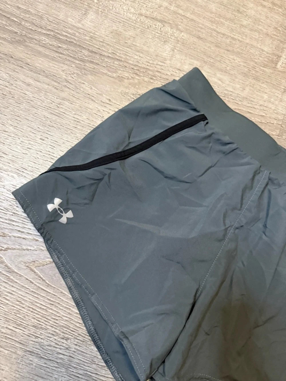 •UNDER ARMOUR• RUNNING SHORTS - Picture 2 of 6